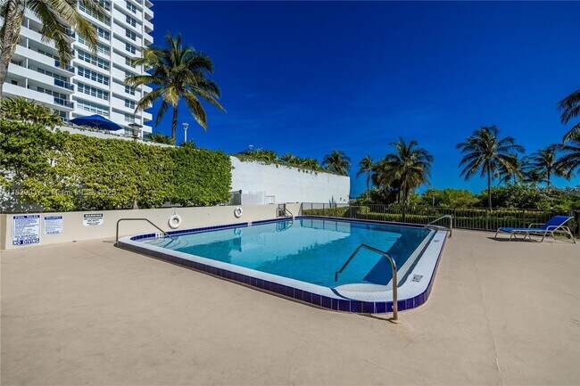 Building Photo - 1623 Collins Ave