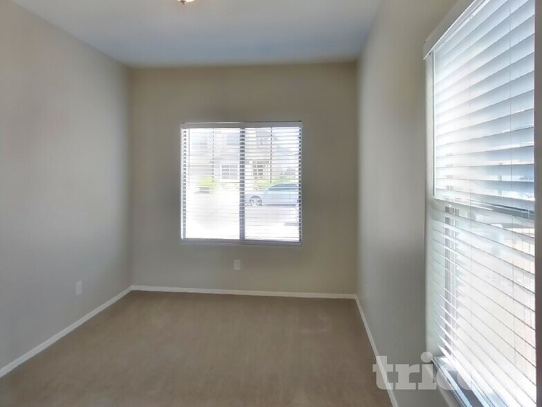 Building Photo - 377 E Maddison St