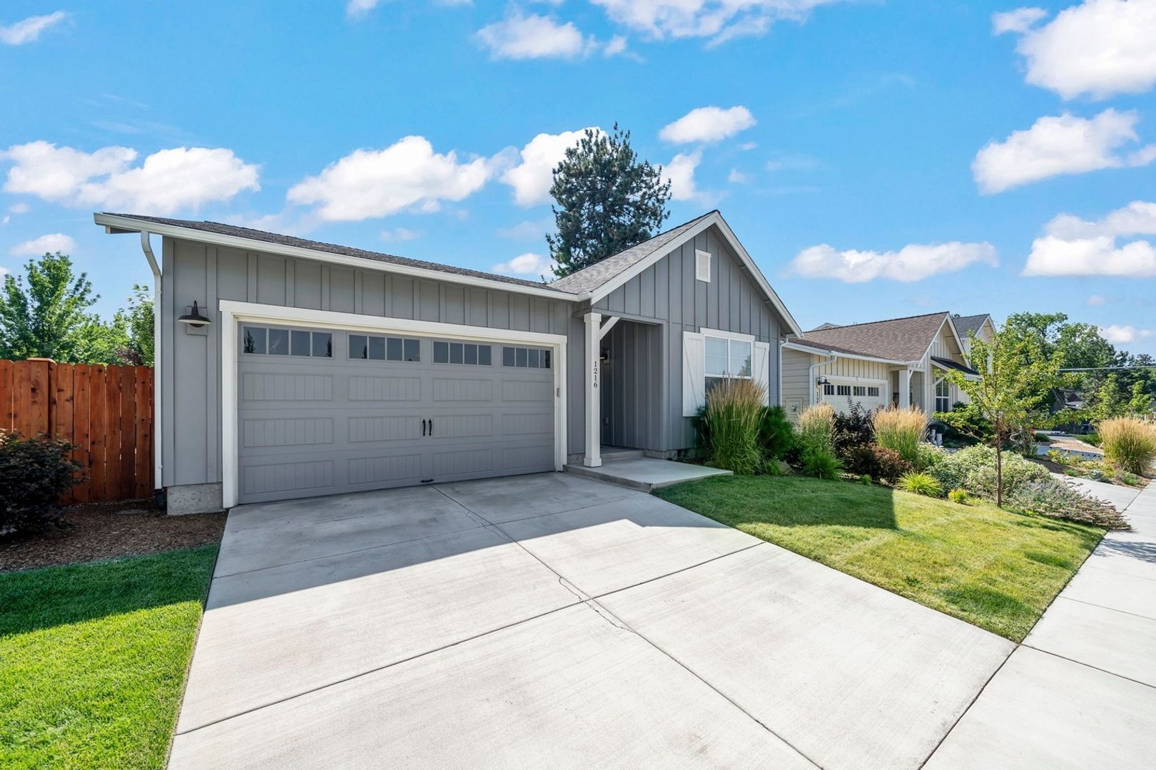 Building Photo - 1216 NE Hoover Loop