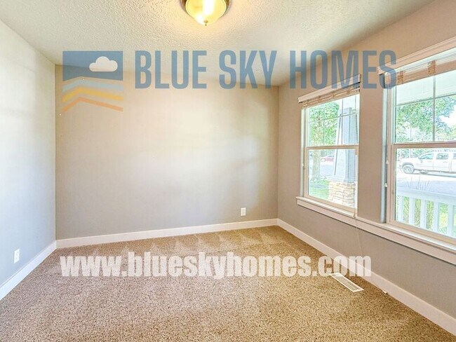 Building Photo - 5930 N Silver Maple Ave