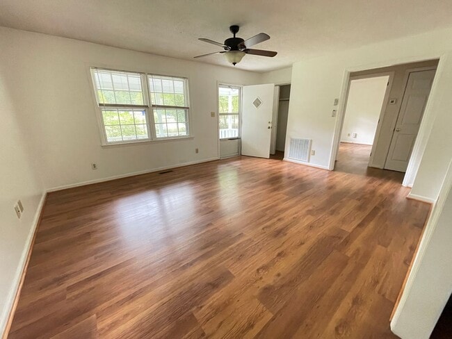 Building Photo - Charming 2br house on the Northside of Cha...