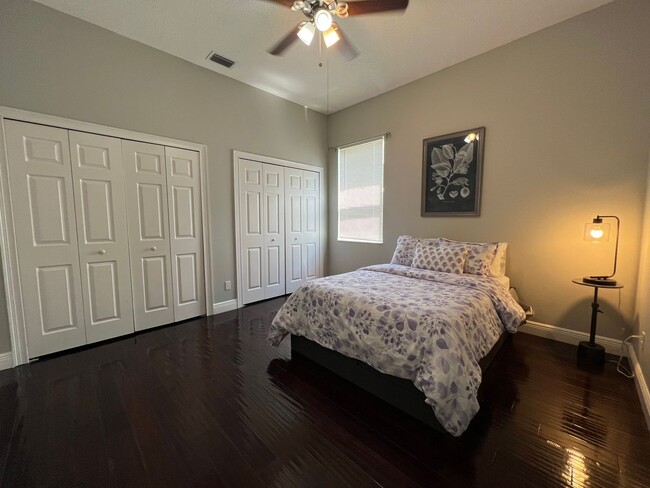 Building Photo - Beautiful 5 Bed 4 Bath Pool Home in the gu...