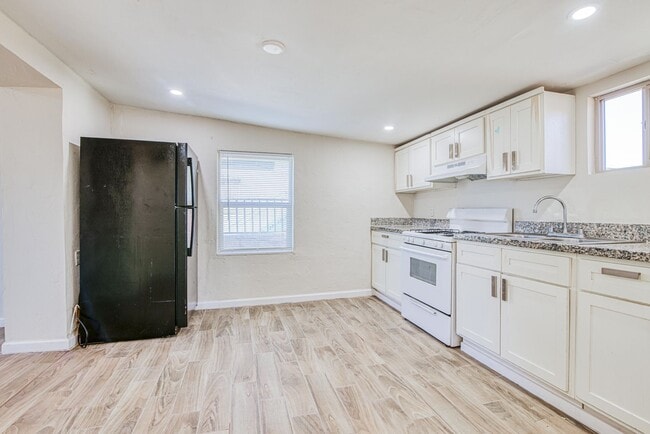 Building Photo - Great Location