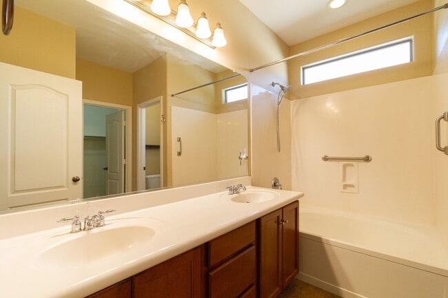 Building Photo - Fantastic single story, split floor plan h...