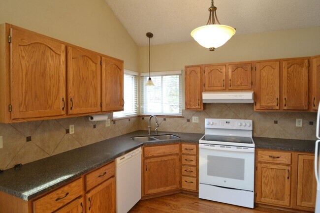 Building Photo - Mountain Shadows 3 Bedroom home with AC