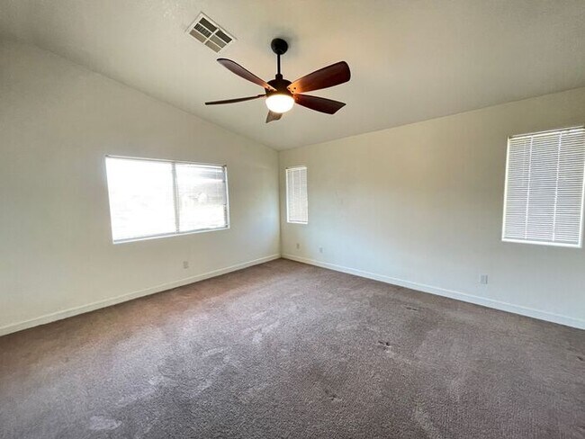 Building Photo - Carry Over Showing: This property has been shown before and will be rented to the first most qual...