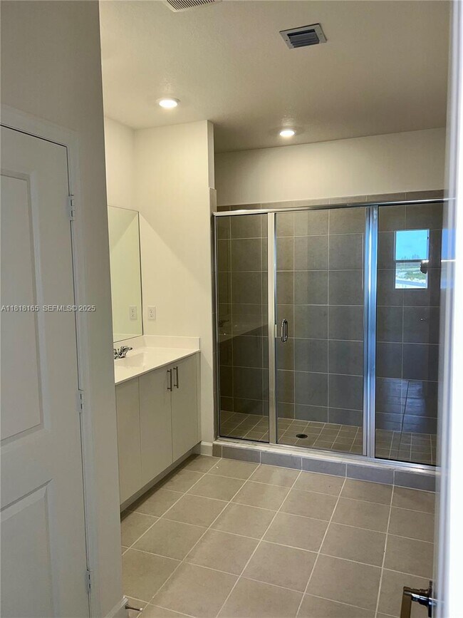 Building Photo - 2929 SE 23rd Ave