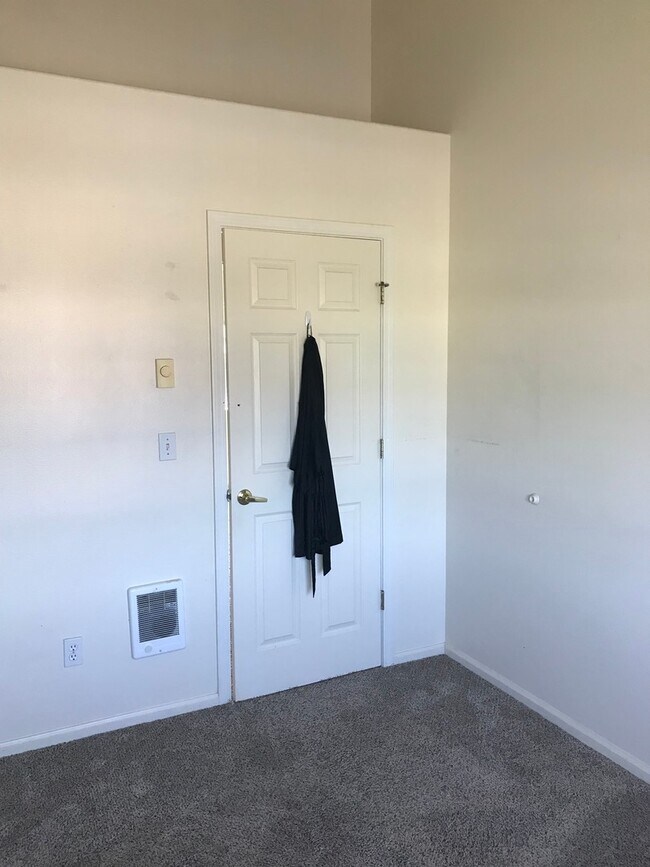 Building Photo - (SAM 15) 3 bedroom and 1.5 Bathroom duplex