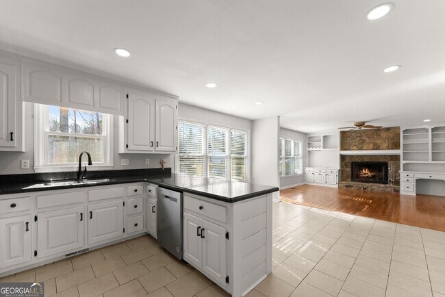 Building Photo - 2160 Robin Hood Trail
