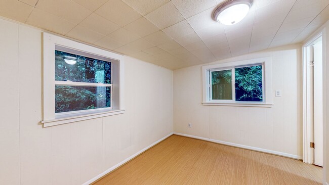 Building Photo - Cozy two bedroom one bath with large stora...