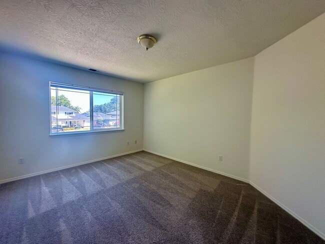 Building Photo - Large Three Bedroom Duplex in Keizer