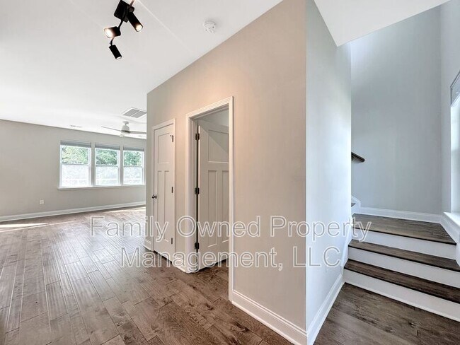 Building Photo - 206 Wathen Dr