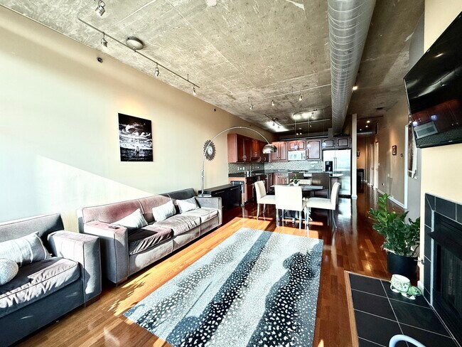 Building Photo - 125 E 13th St