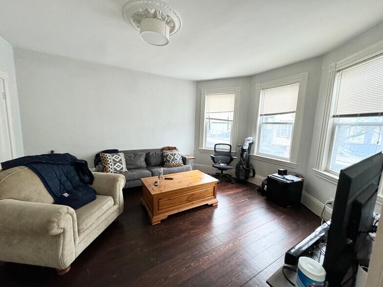 Building Photo - 32 Rawson St