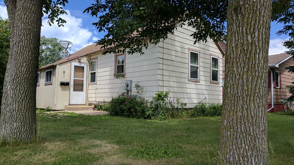 Building Photo - 200 11th St NE