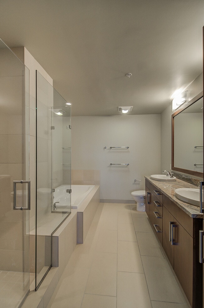 Building Photo - Great 2bd/2ba modern town home located in the center of South Lake Union W/S/G and ( 2) parking s...