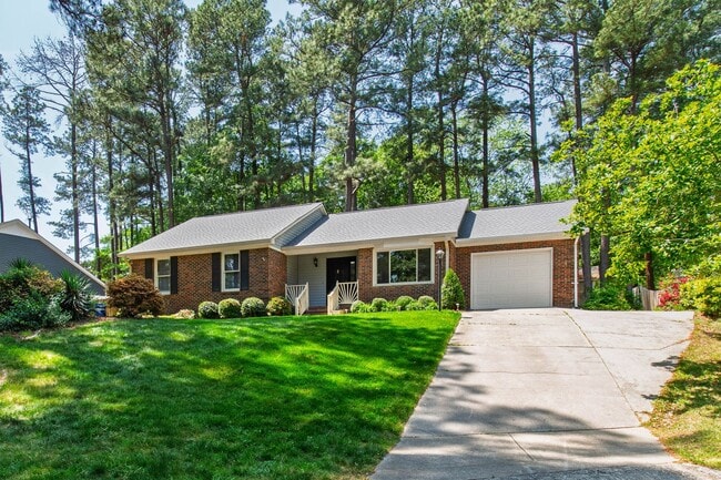 Building Photo - Charming Brick Ranch-Style Cul-de-Sac Home in Garner!