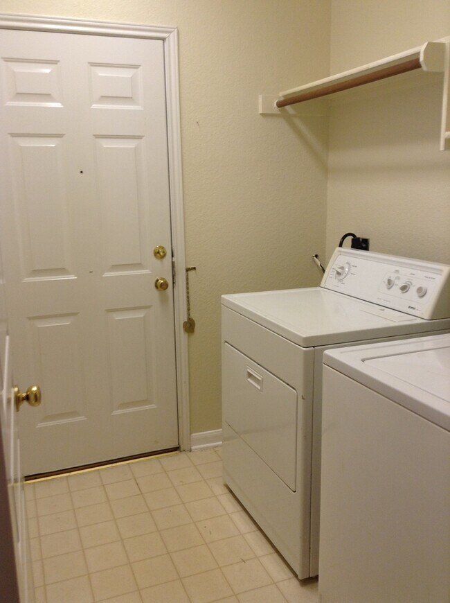 Building Photo - 2520 Crested Heights