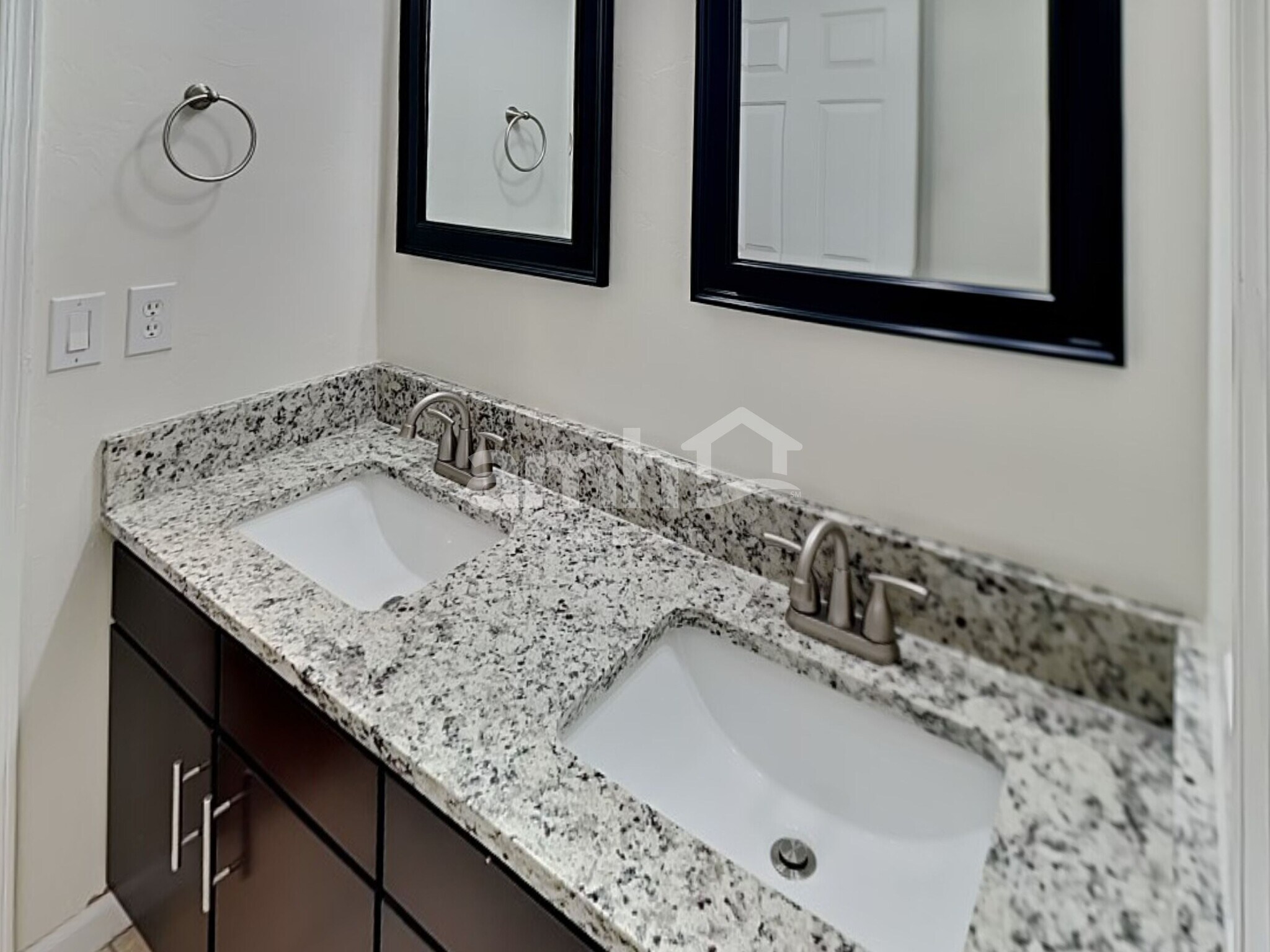 Building Photo - 10824 N Avenida Vallejo