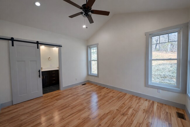 Building Photo - Fairview Rental! - Two Occupants Max