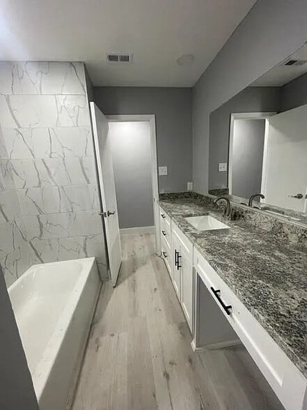 Building Photo - Room in House on Springhill Dr