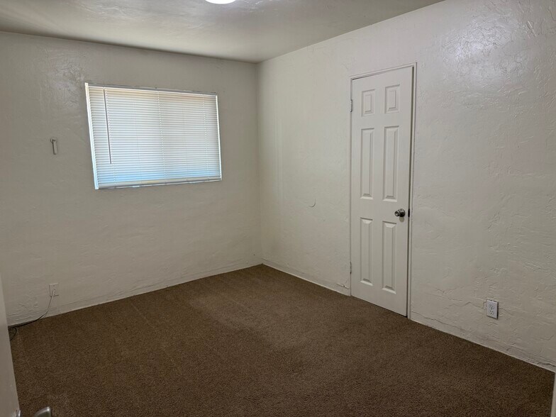 Bedroom - 530 E Linden St