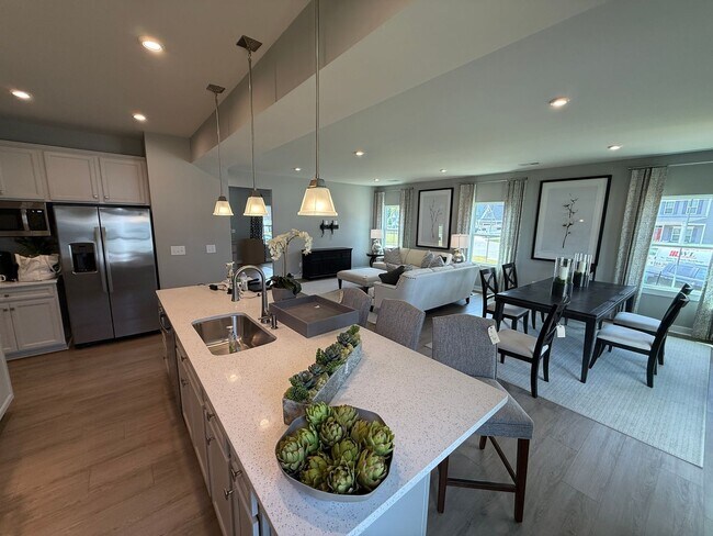 Building Photo - Never loved in Model Homes