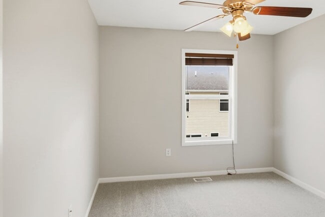 Building Photo - GREAT LOCATION!! 3 Bedroom, 2.5 Bathroom Townhome in West Des Moines!