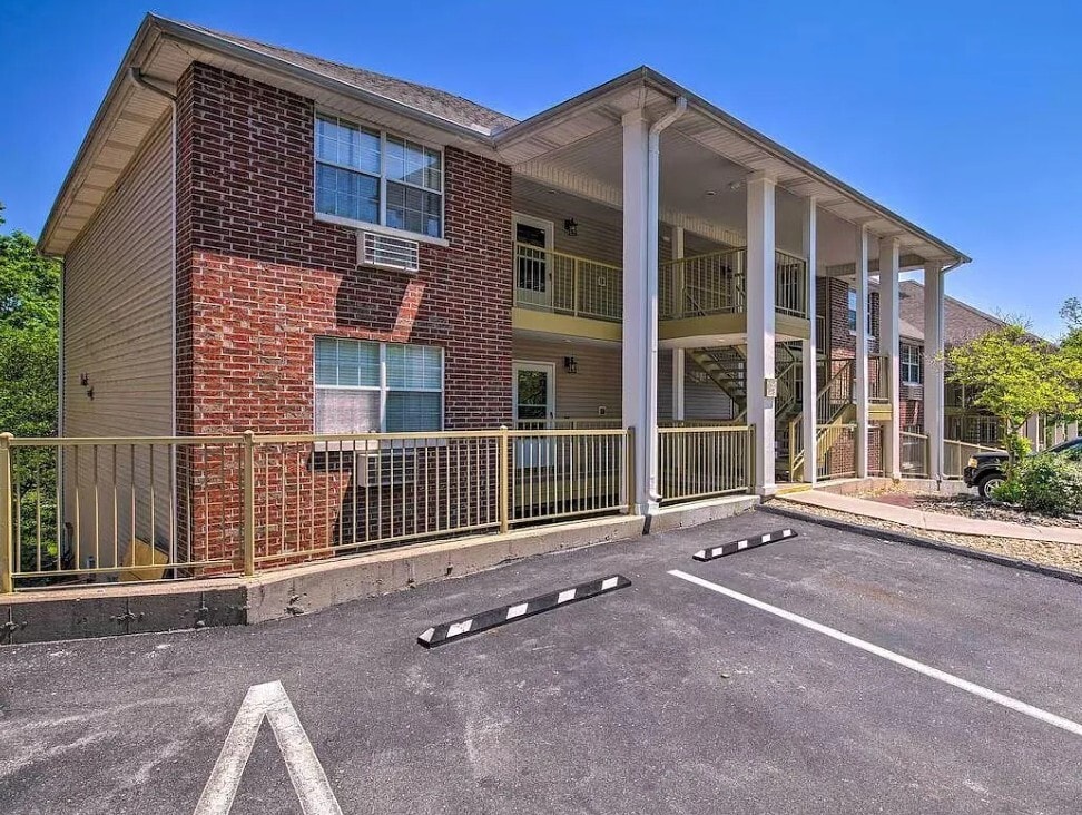 Building Photo - 200 Golfview Dr
