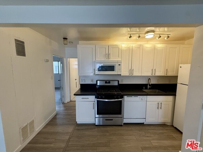 Building Photo - 1333 N Fuller Ave