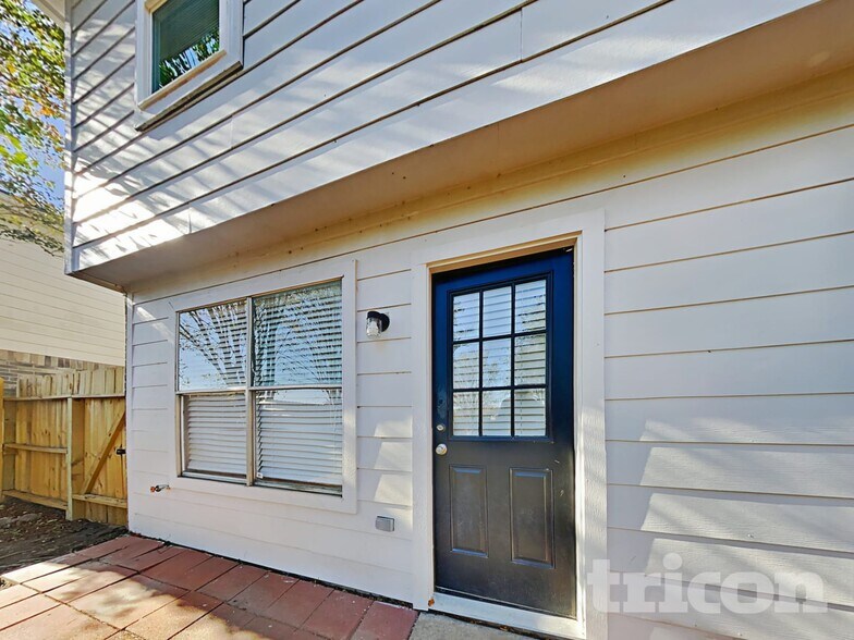 Building Photo - 9746 Phil Halstead Dr
