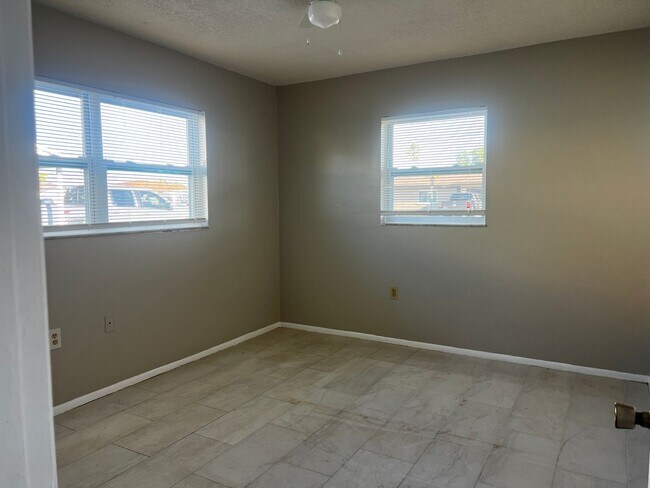 Building Photo - 2BD/1BA/Single carport - Venice