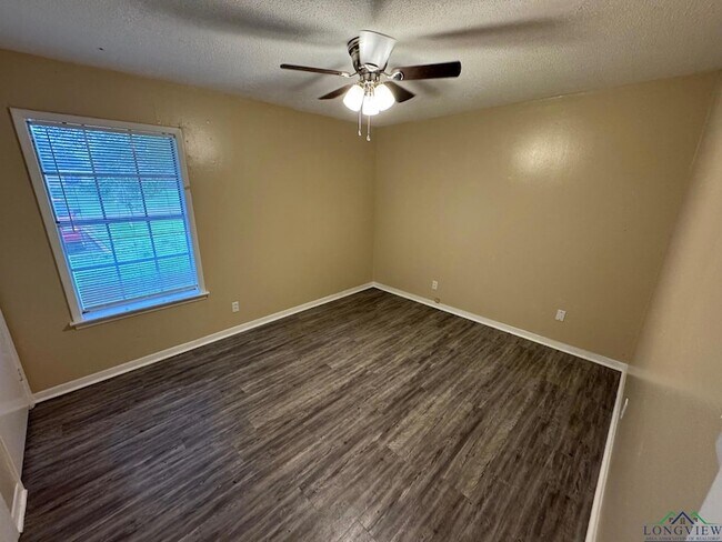 Building Photo - 605 Circle Dr