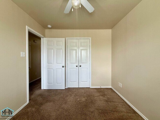 Building Photo - 5807 Golf Bend