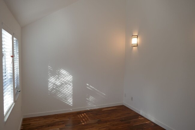 Building Photo - UPDATED TWO BED / TWO AND HALF BATH HEADLANDS CONDO WITH SWEEPING VIEWS