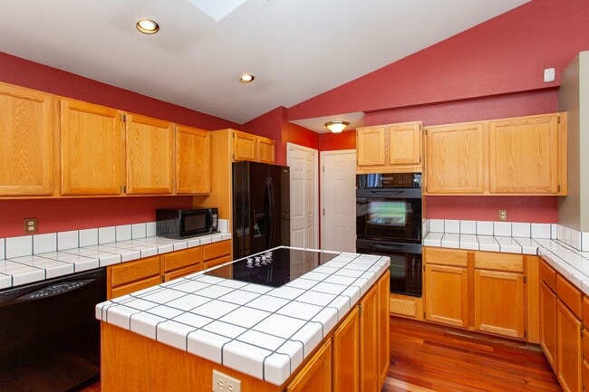 Building Photo - 3654 Hemlock Way