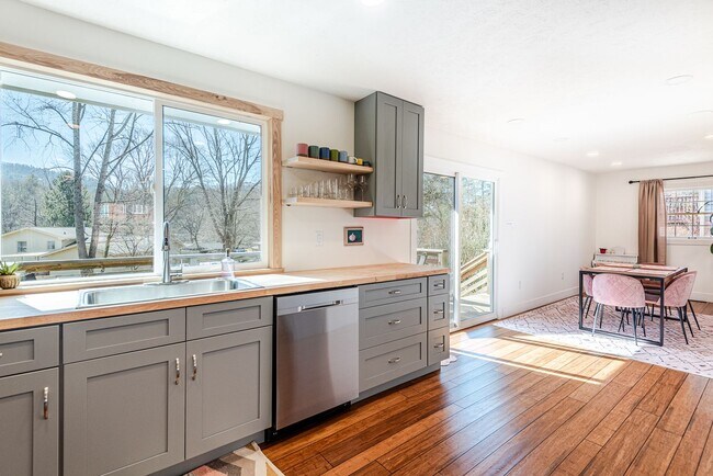 Building Photo - Unfurnished Beaverdam Home - All One Level