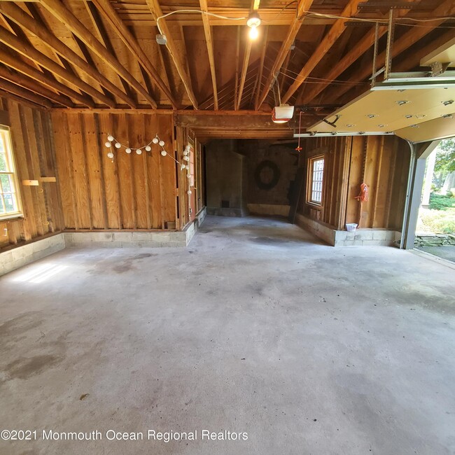 Building Photo - 16 E Larchmont Dr