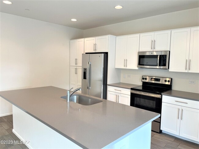Building Photo - 9450 N Andrina Dr