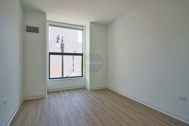 Building Photo - 817 W Van Buren St