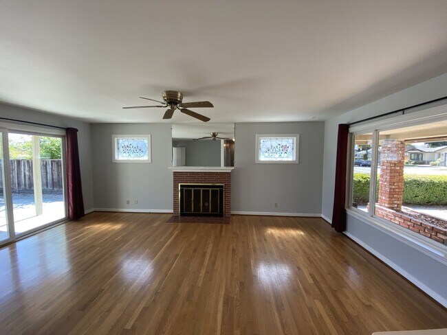 Building Photo - 112 N Cypress Ave