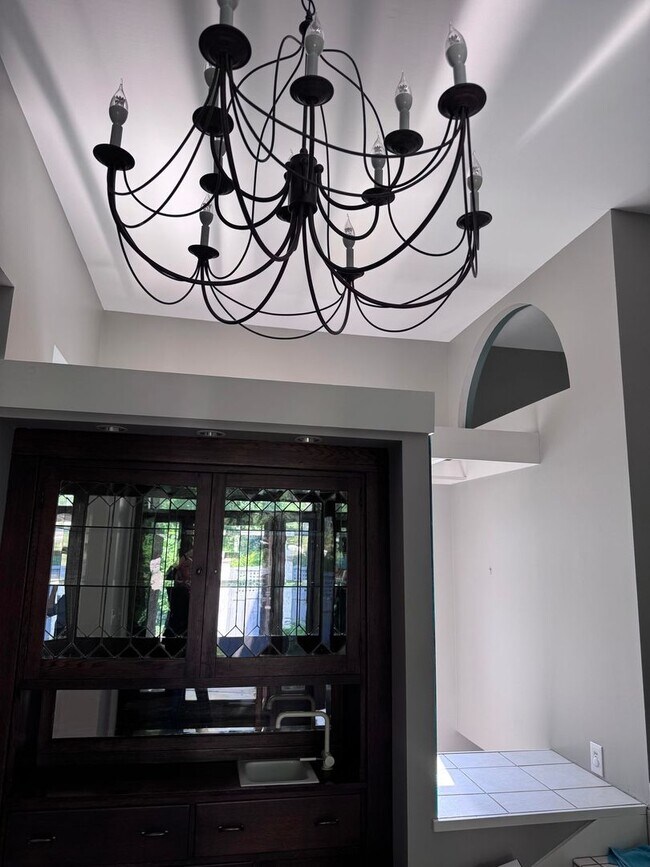 Building Photo - Historical Duplex - Spacious 3 Bedroom, 2.5 Bath Duplex with fenced in private patio.