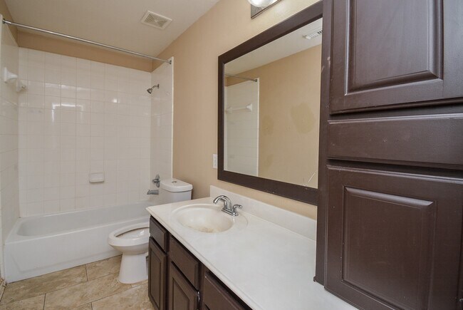 Building Photo - 15426 Lynford Crest Dr