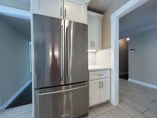 Building Photo - Recently Remodeled Single-Story 3/2 Gem in...