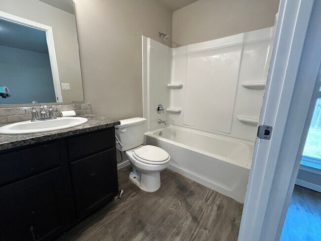 Building Photo - 3 bed 2 bath