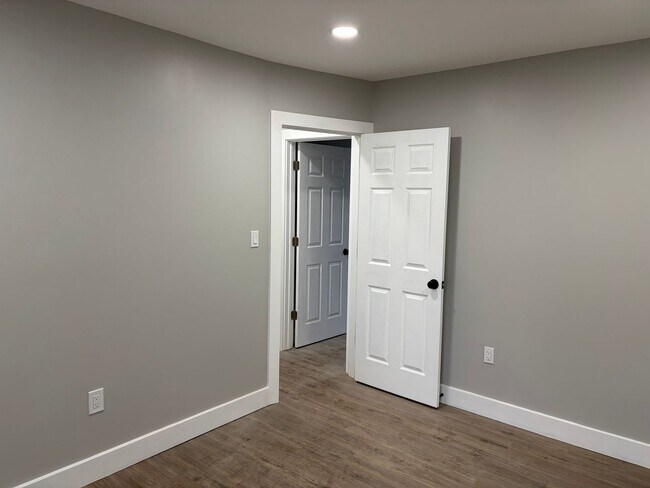 Building Photo - This Beautifully Fully Remolded 2 Bed 1 Full Bath Townhome in Stowe is Now Available