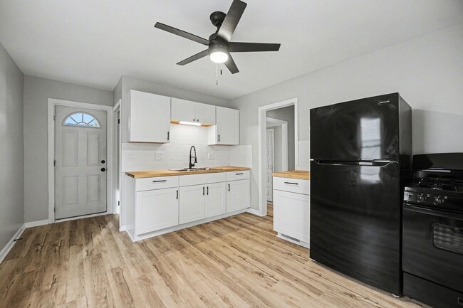 Building Photo - Updated First-Floor 2BR with Garage Parking and On-Site Laundry