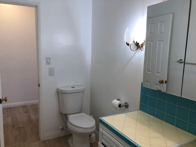 Building Photo - Studio with amazing views of San Diego