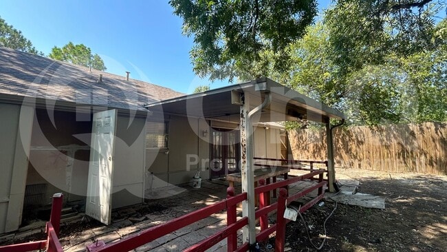 Building Photo - 807 Cavalier Dr