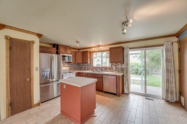 Building Photo - Cul-de-Sac Comfort | Updated Interior + Large Fenced Yard